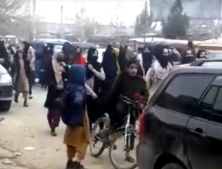 Wanita Afghanistan Berdemonstrasi Tolak Larangan Rezim Taliban atas Pendidikan Tinggi bagi Anak Perempuan