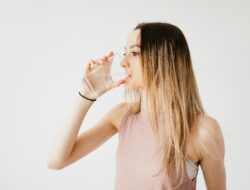 4 Bahaya Minum Air Sambil Berdiri