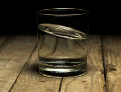 6 Manfaat Minum Air Putih di Pagi Hari saat Perut Masih Kosong