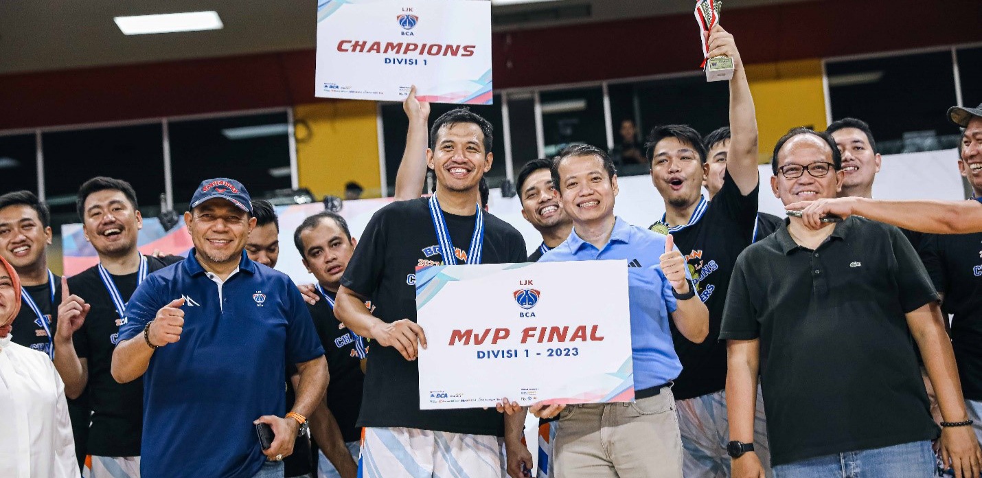 Tak Hanya Berprestasi dalam Pekerjaan, Tim Basket Putra & Putri BRI Raih Gelar Juara di Liga Jasa Keuangan 2023 1 Tak Hanya Berprestasi dalam Pekerjaan, Tim Basket Putra & Putri BRI Raih Gelar Juara di Liga Jasa Keuangan 2023