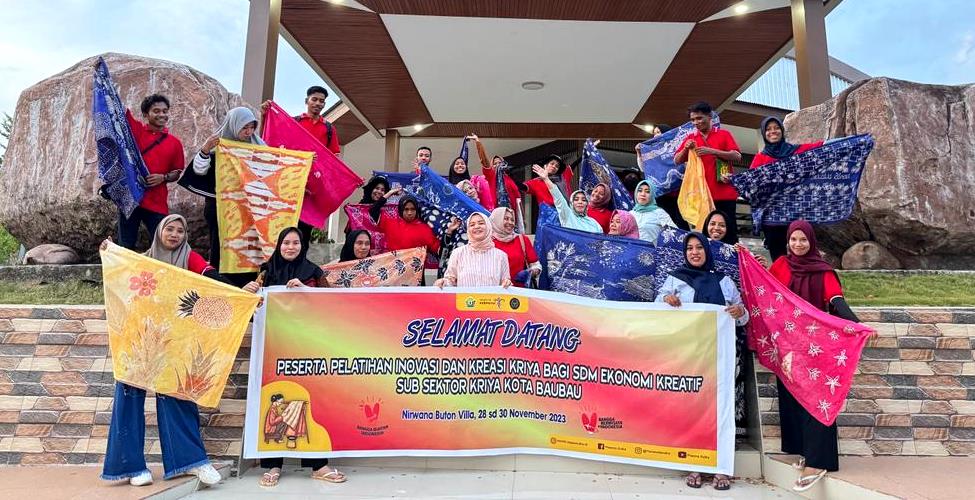 Dispar Apresiasi Pembatik Sultra, Beri Hadiah Alat Canting 1 Dispar Apresiasi Pembatik Sultra, Beri Hadiah Alat Canting