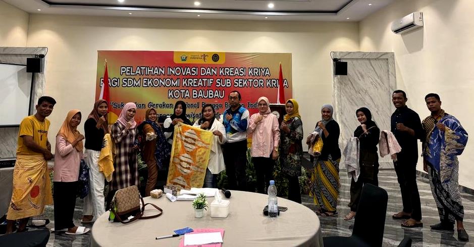 Dispar Apresiasi Pembatik Sultra, Beri Hadiah Alat Canting 3 Dispar Apresiasi Pembatik Sultra, Beri Hadiah Alat Canting