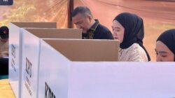 Aksan Jaya Putra Didampingi Istri Salurkan Hak Pilih di Kelurahan Tobuuha