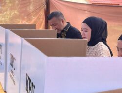 Aksan Jaya Putra Didampingi Istri Salurkan Hak Pilih di Kelurahan Tobuuha