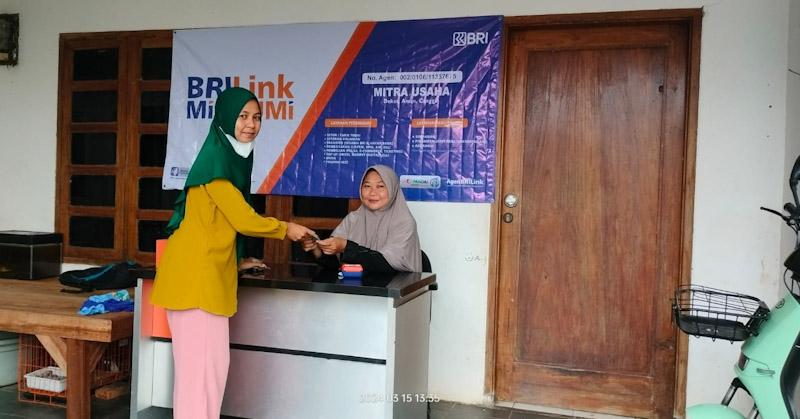 Kisah Agen Mitra UMi di Karawang, Tak Hanya Menambah Penghasilan Tapi Juga Bantu Ekonomi Warga Sekitar 3 Kisah Agen Mitra UMi di Karawang, Tak Hanya Menambah Penghasilan Tapi Juga Bantu Ekonomi Warga Sekitar