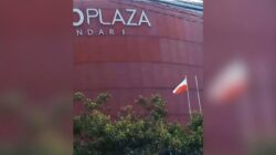 Viral Video Bendera Indonesia Terbalik di Lippo Plaza Kendari, Netizen: Ini Bendera Polandia 6 Viral Video Bendera Indonesia Terbalik di Lippo Plaza Kendari, Netizen: Ini Bendera Polandia