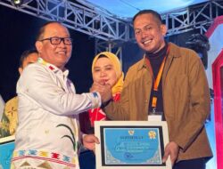 Pj Bupati Harmin Ramba Serahkan Penghargaan Stand Terbaik ke Dirut BPR Bahteramas Konawe