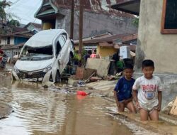 Ratusan KK di Jalan Lasolo Saling Bantu Bersihkan Rumah yang Terdampak Banjir