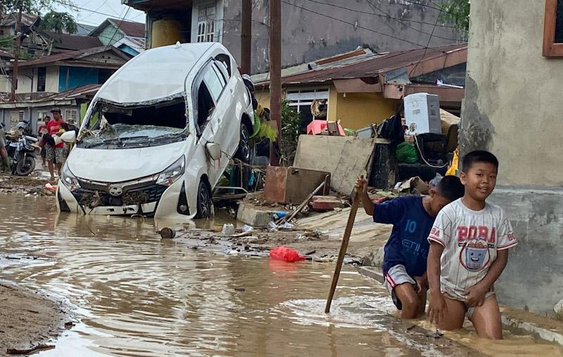 Potret Kondisi dan Aktivitas Warga Terdampak Banjir di Jalan Lasolo Kendari