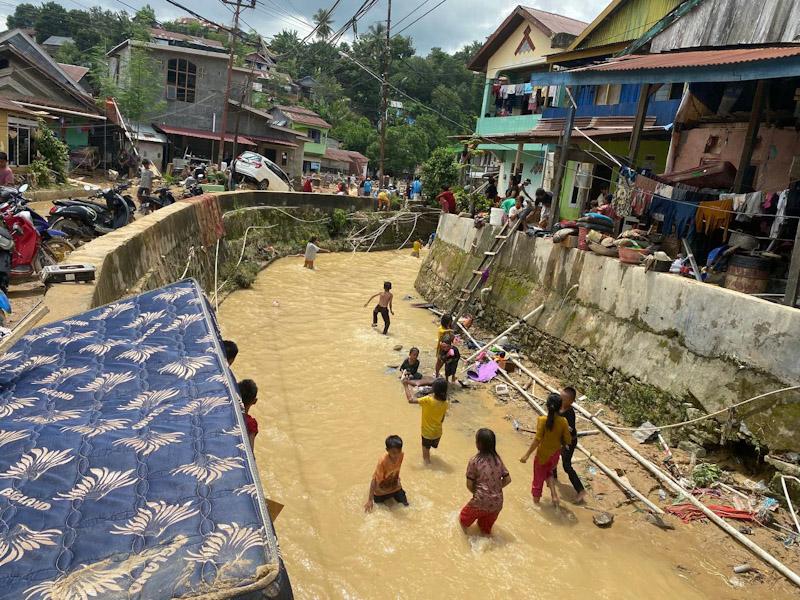 Potret Kondisi dan Aktivitas Warga Terdampak Banjir di Jalan Lasolo Kendari