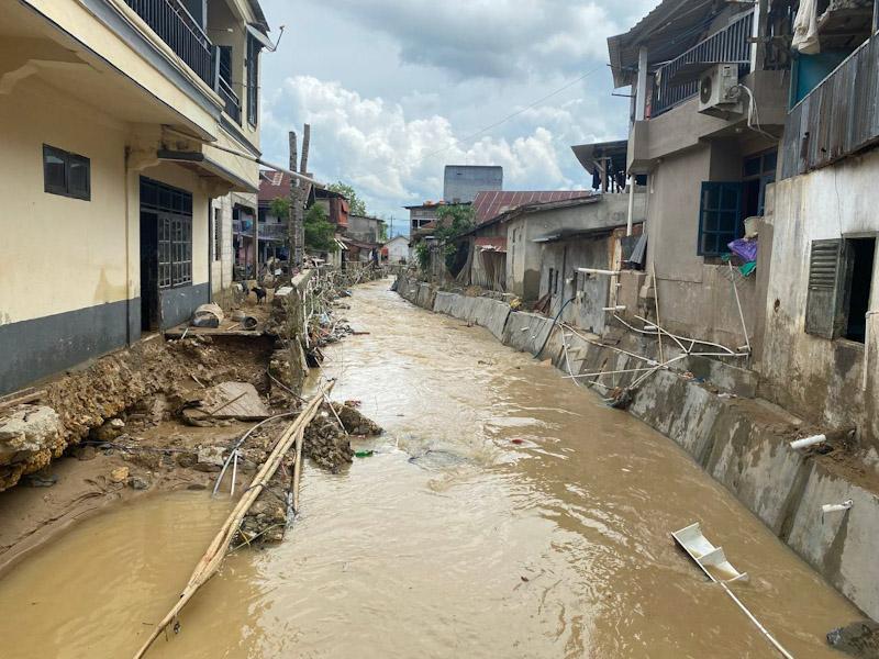 Potret Kondisi dan Aktivitas Warga Terdampak Banjir di Jalan Lasolo Kendari