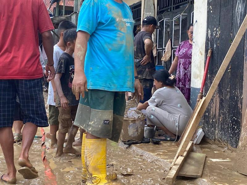 Potret Kondisi dan Aktivitas Warga Terdampak Banjir di Jalan Lasolo Kendari