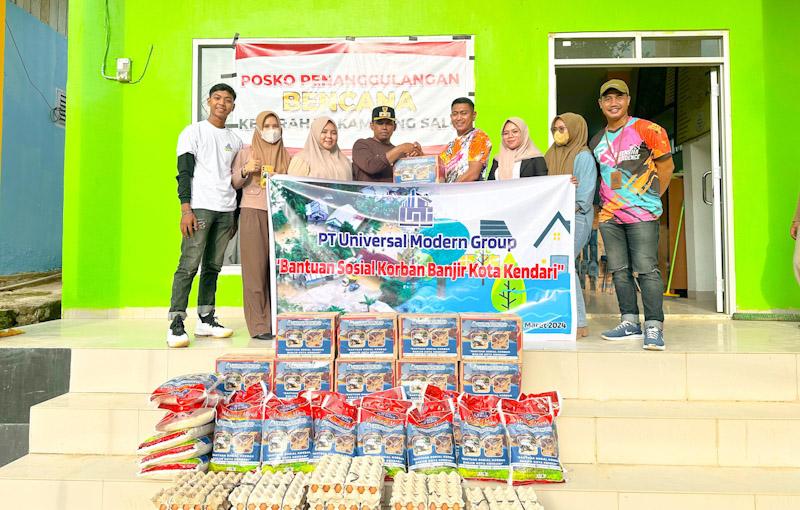 Universal Modern Group Serahkan Bantuan untuk Korban Banjir di Kelurahan Kampung Salo
