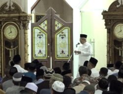 Wakil Presiden Tarawih dan Beri Tausiah di Masjid Al Kautsar Kendari