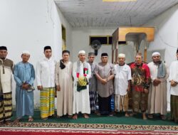 Safari Ramadan, Pj Bupati Mubar Beri Bantuan Rp30 Juta untuk Masjid Nurul Iman Marobea