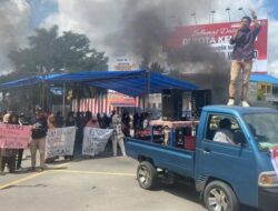 Tuntut Solusi dari Pj Wali Kota, Pedagang Eks-MTQ Demonstrasi dan Bangun Tenda di Tengah Jalan