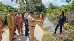 Tinjau Jalan Penghubung Desa yang Tergenang Air, Pj Bupati Muna Barat Perintahkan Dinas PU Segera Buat Saluran Pembuangan