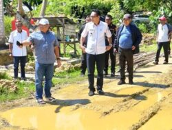 Sering Tergenang Air, Pj Bupati Mubar Perintahkan Akses Jalan Menuju SMP 1 Tiworo Utara Segera Diperbaiki