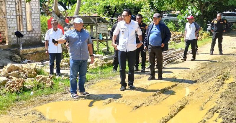 Sering Tergenang Air, Pj Bupati Mubar Perintahkan Akses Jalan Menuju SMP 1 Tiworo Utara Segera Diperbaiki 1 Sering Tergenang Air, Pj Bupati Mubar Perintahkan Akses Jalan Menuju SMP 1 Tiworo Utara Segera Diperbaiki