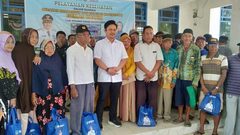 Bupati Koltim Bagikan 110 Kacamata Baca untuk Warga Lambadia 3 Bupati Koltim Bagikan 110 Kacamata Baca untuk Warga Lambadia