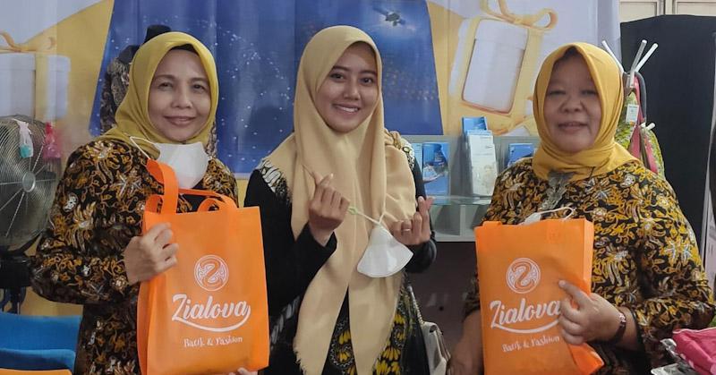 Manfaatkan KUR BRI, Zialova Batik Sukses Bertransformasi Jadi Produsen Fashion Lokal Favorit di Pekalongan 1 Manfaatkan KUR BRI, Zialova Batik Sukses Bertransformasi Jadi Produsen Fashion Lokal Favorit di Pekalongan