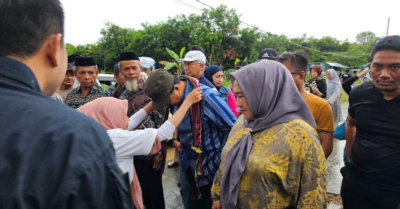 Meski Diguyur Hujan, Warga Mubar Tetap Antusias Sambut Kedatangan Nur Alam