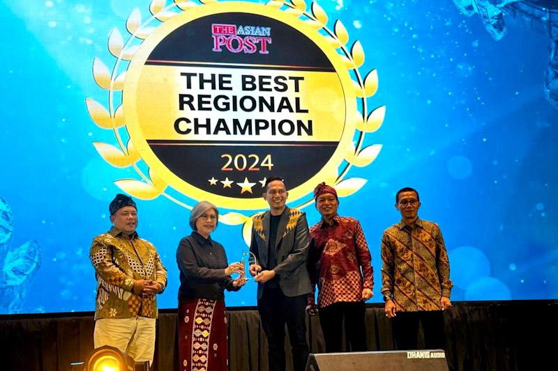 Komisi XI DPR RI Serahkan Penghargaan Nasional ke BPR Bahteramas Konawe 1 Komisi XI DPR RI Serahkan Penghargaan Nasional ke BPR Bahteramas Konawe