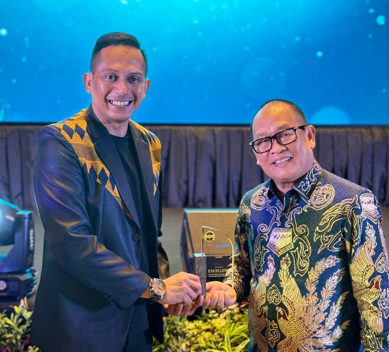 Komisi XI DPR RI Serahkan Penghargaan Nasional ke BPR Bahteramas Konawe 3 Komisi XI DPR RI Serahkan Penghargaan Nasional ke BPR Bahteramas Konawe