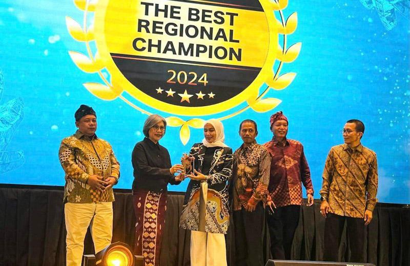 BPR Bahteramas Kolaka Diganjar Penghargaan TOP BUMD Kategori Aset di Atas Rp25 Miliar dari Info Bank