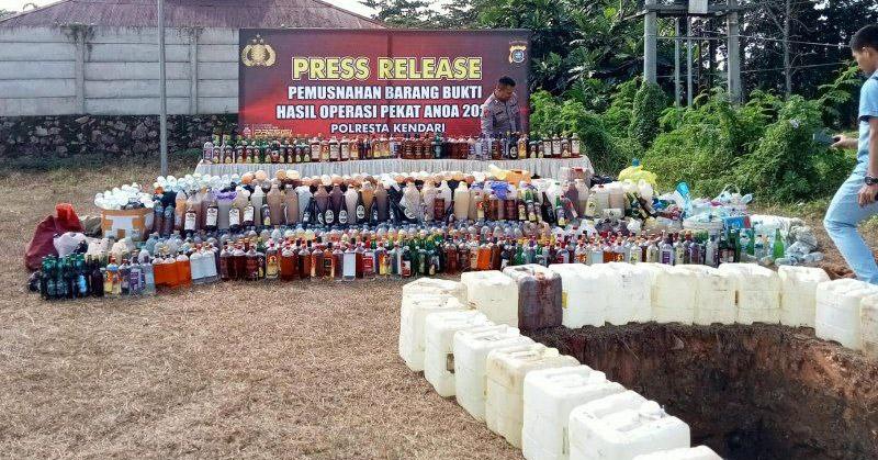 Polresta Kendari Musnahkan 2 Ton Miras Hasil Operasi Pekat Anoa 2024 1 Polresta Kendari Musnahkan 2 Ton Miras Hasil Operasi Pekat Anoa 2024