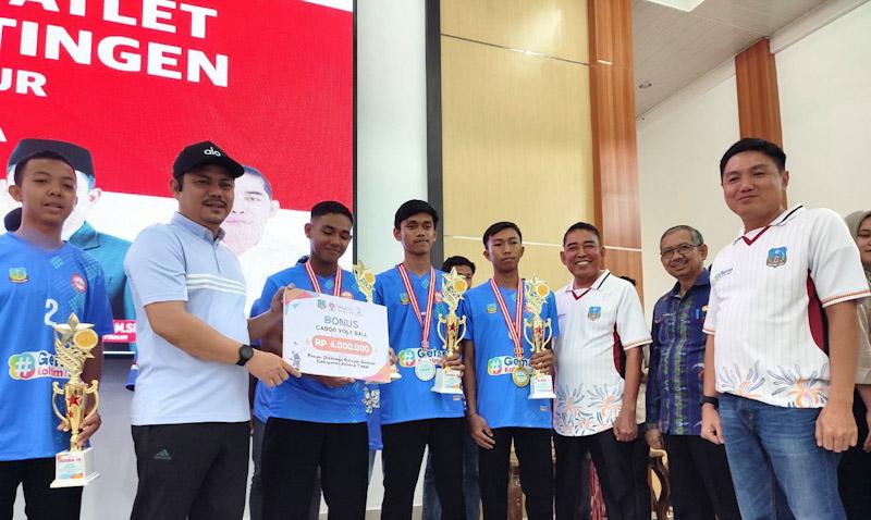 Bupati Koltim Serahkan Bonus dan Lepas Kontingen Atlet ke Popda Tingkat Provinsi 3 Bupati Koltim Serahkan Bonus dan Lepas Kontingen Atlet ke Popda Tingkat Provinsi