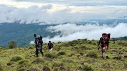 Melihat Keindahan Pulau Kabaena dari Puncak Gunung Sabampolulu