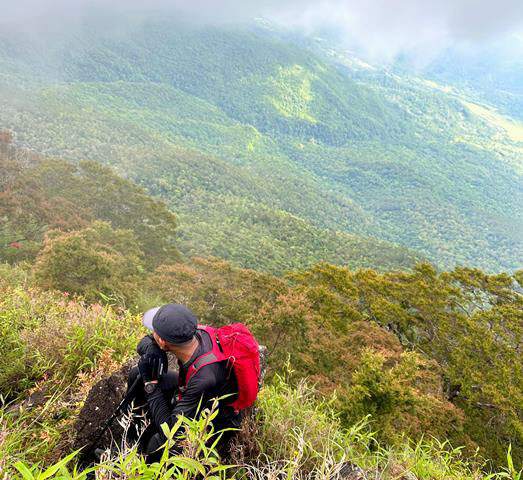 Melihat Keindahan Pulau Kabaena dari Puncak Gunung Sabampolulu