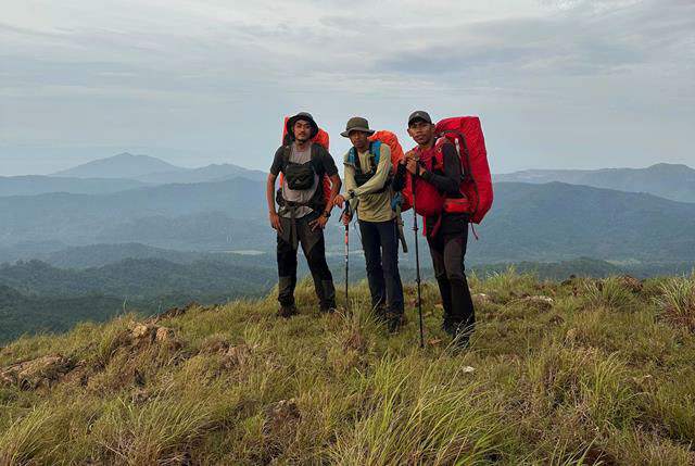 Melihat Keindahan Pulau Kabaena dari Puncak Gunung Sabampolulu