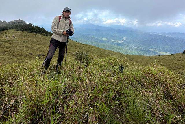 Melihat Keindahan Pulau Kabaena dari Puncak Gunung Sabampolulu