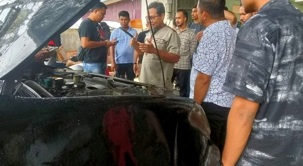 Orang Tak Dikenal Bakar Mobil di Depan Kampus UHO 1 Orang Tak Dikenal Bakar Mobil di Depan Kampus UHO