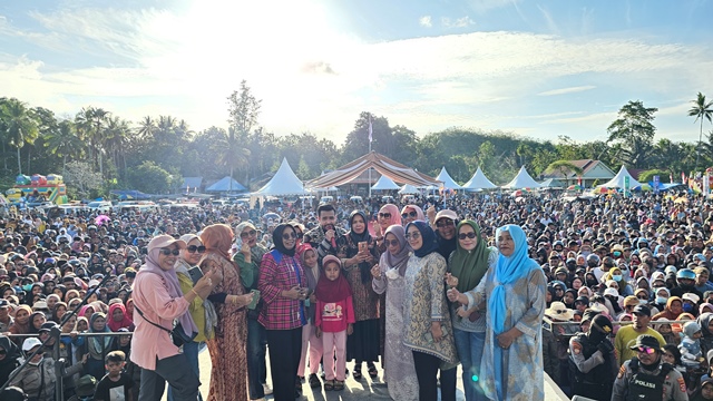 Fildan dan Kania Permatasari Sukses Hibur Ribuan Masyarakat Mubar 1 Fildan dan Kania Permatasari Sukses Hibur Ribuan Masyarakat Mubar