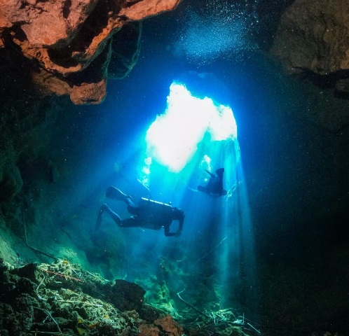 Pesona Gua Bawah Laut di Buton Tengah