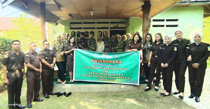 Peringati Hari Bhakti Adhyaksa, Kejari Muna Santuni Anak Yatim Piatu dan Beri Bantuan kepada Purnawirawan Kejaksaan