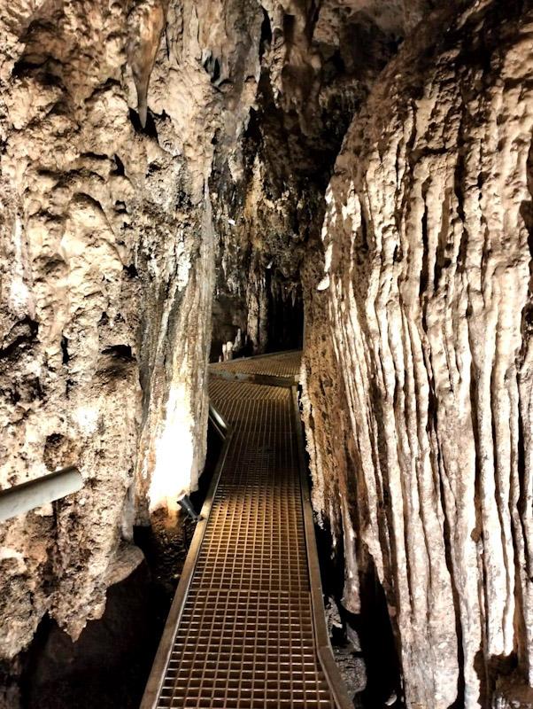 Pesona Gua Laumehe yang Ramah bagi Semua Kalangan 5 Koridor dalam Gua Laumehe yang sudah diterangi lampu.