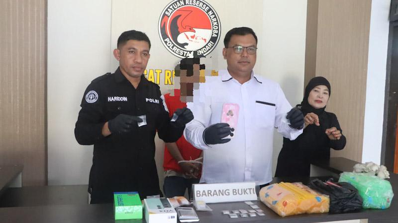 Polresta Kendari Gagalkan Transaksi Narkoba, Pelaku Terancam Dibui hingga 20 Tahun 1 Polresta Kendari Gagalkan Transaksi Narkoba, Pelaku Terancam Dibui hingga 20 Tahun