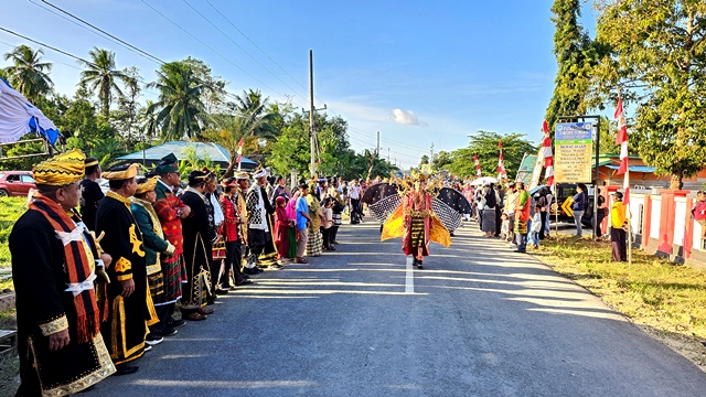 Ribuan Masyarakat Ramaikan Pawai Budaya HUT Mubar dan HUT RI 1 Ribuan Masyarakat Ramaikan Pawai Budaya HUT Mubar dan HUT RI