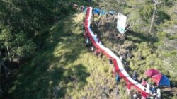 BKSDA Sultra Bentangkan Bendera Merah Putih Sepanjang 79 Meter di Kawasan Konservasi Suaka Margasatwa Lambusango