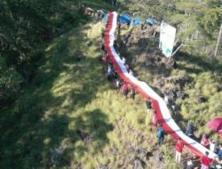 BKSDA Sultra Bentangkan Bendera Merah Putih Sepanjang 79 Meter di Kawasan Konservasi Suaka Margasatwa Lambusango