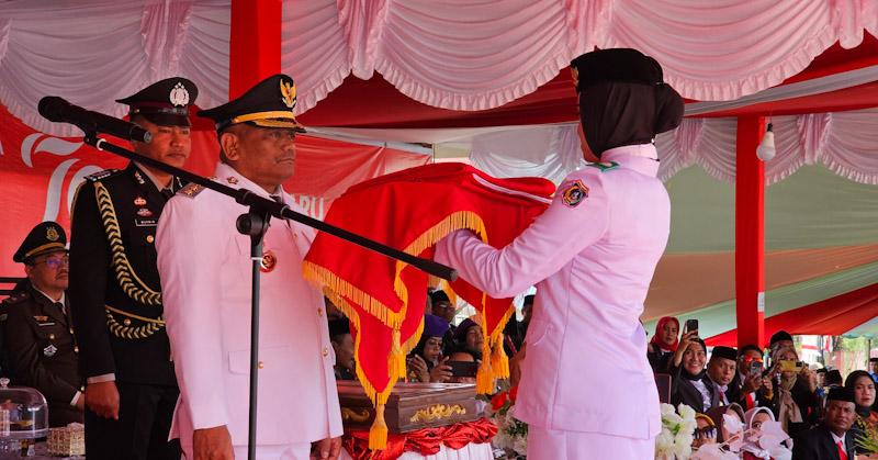 Upacara HUT ke-79 RI, Pj Bupati Mubar Ajak Bergotong-royong Membangun Daerah 1 Upacara HUT ke-79 RI, Pj Bupati Mubar Ajak Bergotong-royong Membangun Daerah