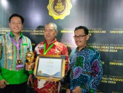 Pemkab Mubar Terima Penghargaan UHC Award Kategori Utama