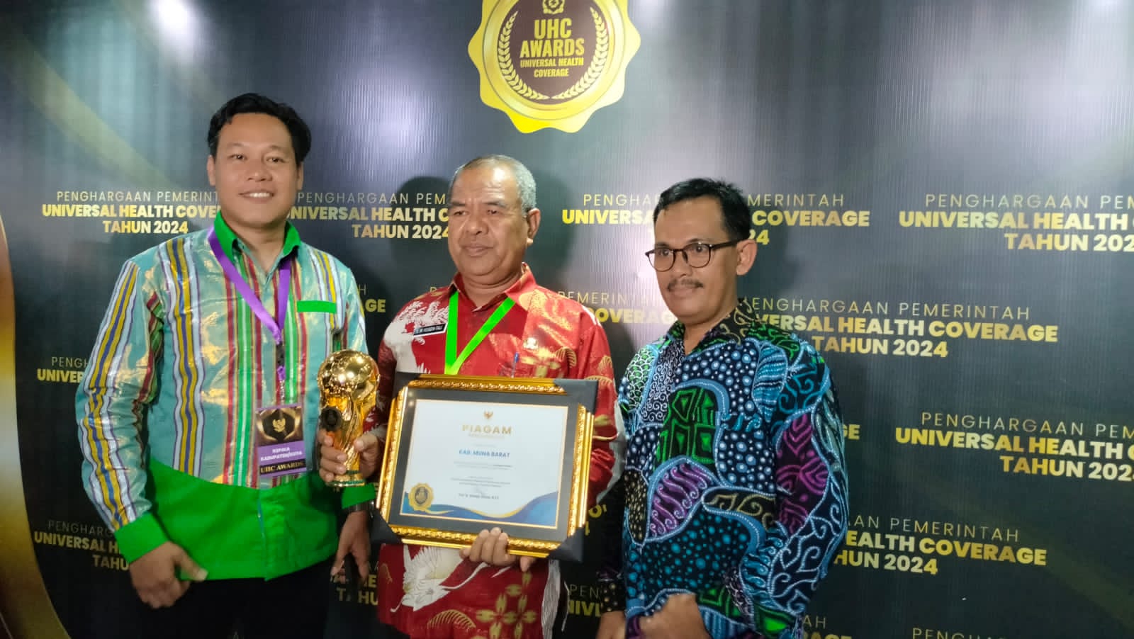 Pemkab Mubar Terima Penghargaan UHC Award Kategori Utama
