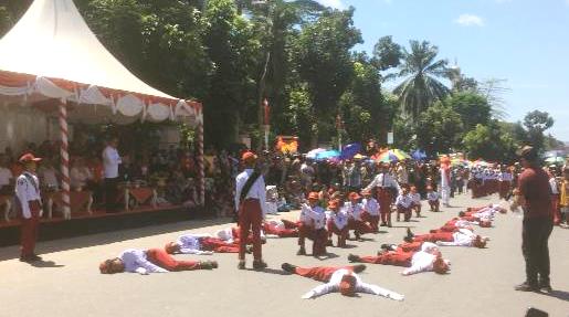 Totalitas Ikut Lomba HUT RI, Peserta Gerak Jalan di Kendari Sampai Baring di Aspal 1 Totalitas Ikut Lomba HUT RI, Peserta Gerak Jalan di Kendari Sampai Baring di Aspal