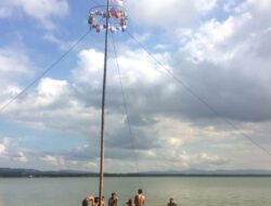 Lomba Panjat Pinang di Kendari Beach Meriahkan HUT Kemerdekaan