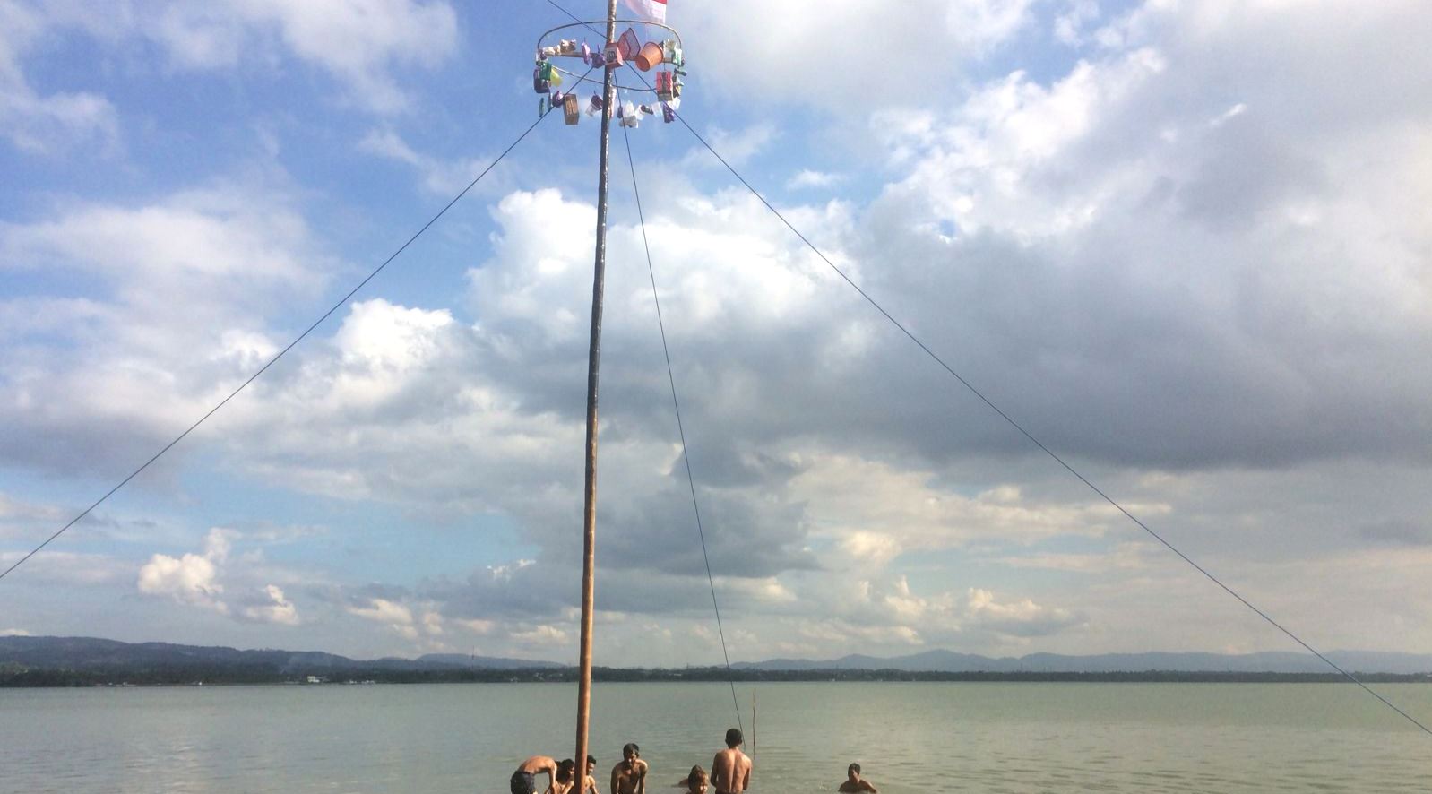 Lomba Panjat Pinang di Kendari Beach Meriahkan HUT Kemerdekaan 1 Lomba Panjat Pinang di Kendari Beach Meriahkan HUT Kemerdekaan